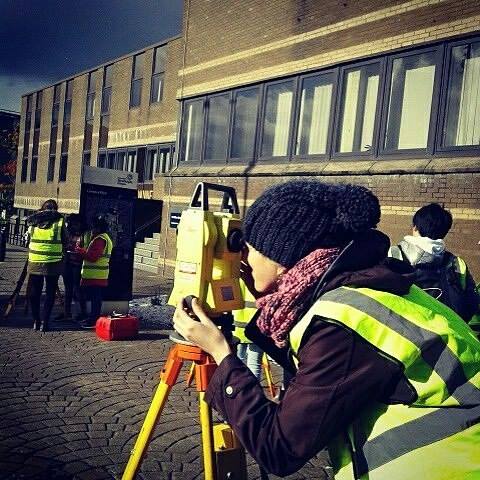 photo of Estefanìa looking through a theodolite